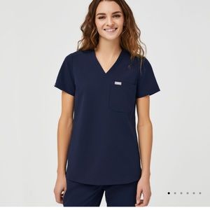 Figs 3 pocket Scrub Top Navy size small
